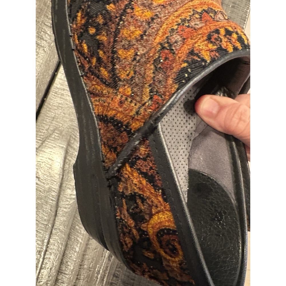 DANSKO Vegan Clogs Size 37 Red Shimmer Paisley Tapestry Velvet  Women's 6.5 US - Picture 5 of 8